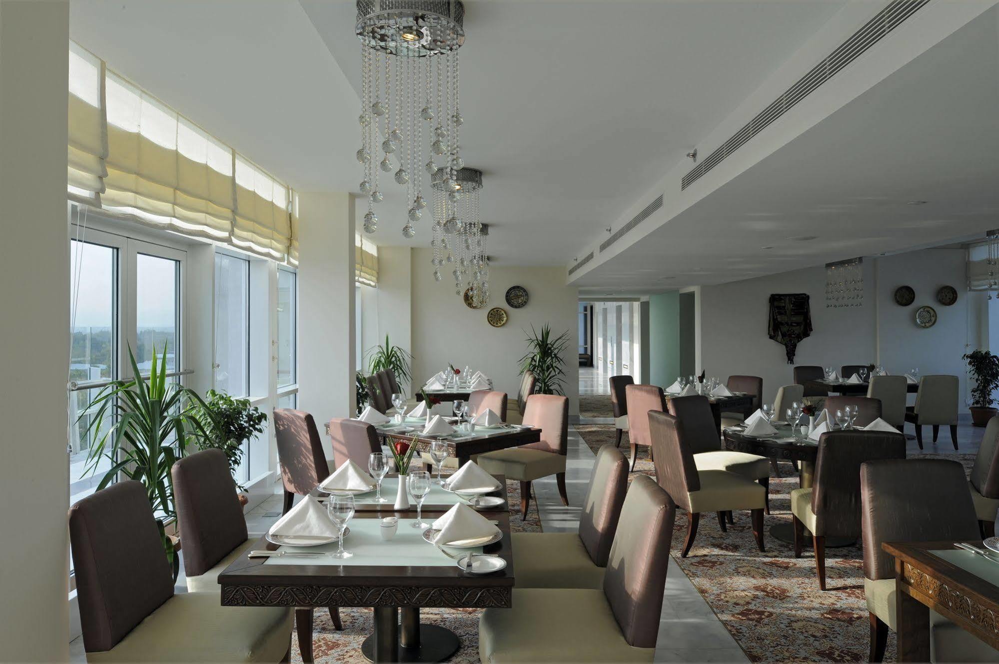 Dushanbe Serena Hotel Restaurant bilde